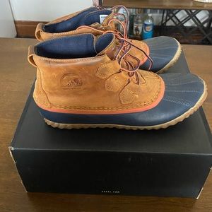 Sorel Out N’ About Leather, waterproof booties Women’s size 9, leather & navy